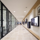 Begane grond, rechts vitrines aan de wand, links spreekkamers