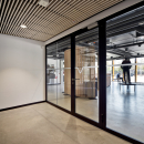 Fire-resistant wall with 0-joint between the glass panels
