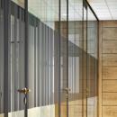 Systeemwand van dubbel glas en vlakke, glazen deuren