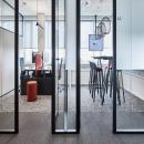 Vol glazen T-verbinding tussen twee glazen systeemwanden