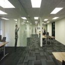 Single glass partition wall with zero-joint seam