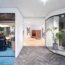 iQ Single partition with curved glass