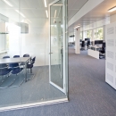 Spreekkamer met systeemwand van dubbelglas en enkelglas