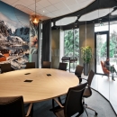 Office with circular-setting of a single glass partition
