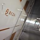 Single glass partition wall with sandblasted privacy film