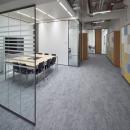 Meeting place with single glass partition with 0-joint seam