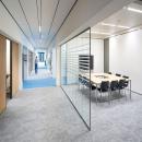 Open meeting place with single glass partition with 0-joint seam