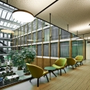 Fall-through-proof glass wall at a atrium