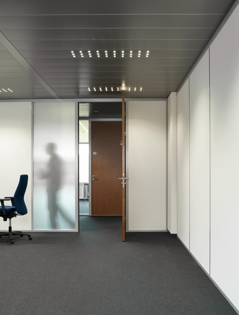 Partition wall in a combination of glass and melamine