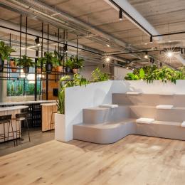 A bar on the leftside and in the front a place to present