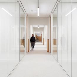 Corridor with glass partition walls of QbiQ
