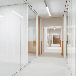 Corridor with glass partition walls of QbiQ