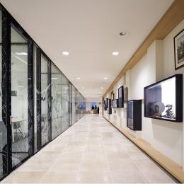 Begane grond, rechts vitrines aan de wand, links spreekkamers