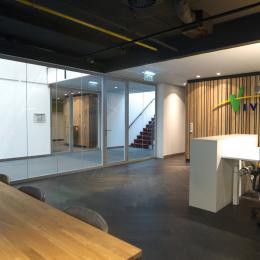 Fire resistant glass wall EW30 without vertical stands