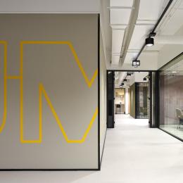Meeting room with Glass partition walls of QbiQ 