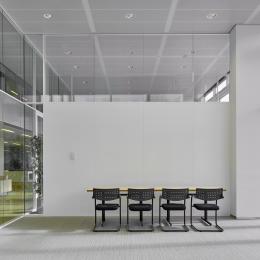 Extra high glass wall with double glazing and steel panels
