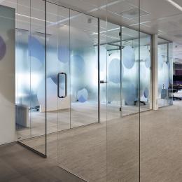 Full glass sliding door in al single glass system wall