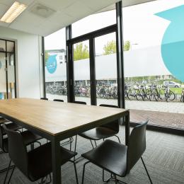 Conversation room with on the left a classic style glass wall