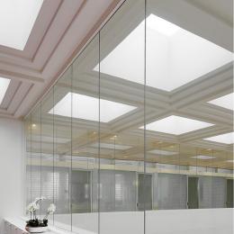 Fire resistant glass wall with EI30 + EW60 classification.