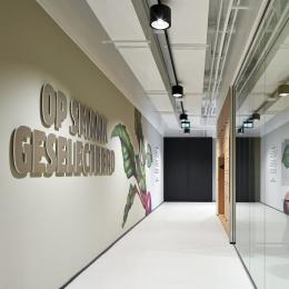Corridor with glass partition walls of QbiQ