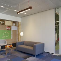 Office partition wall made of reused and recycled materials