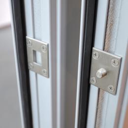 Safety pin on the hing side of a fire resistant framed door EW30