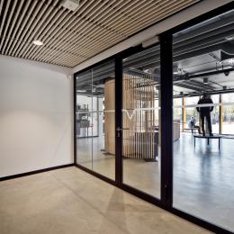 Fire-resistant wall with 0-joint between the glass panels