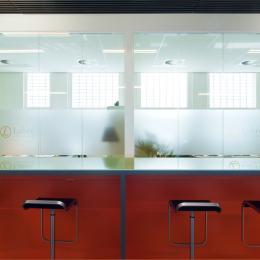 Coffee corner with in the back a IQ-Structural double glass partition wall without vertical stands.