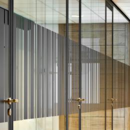 Systeemwand van dubbel glas en vlakke, glazen deuren
