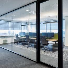Teamruimte uitgevoerd met dubbele glazen scheidingswand bij BDO in Den Haag.