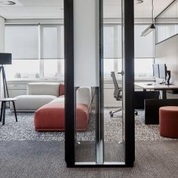 Volledig glazen T-verbinding van dubbelglas wanden