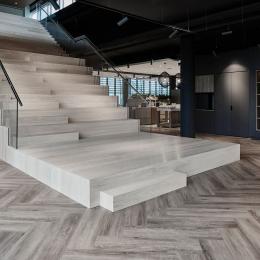 "Tribune trap" in de gemeenschappelijke presentatieruimte bij BDO in Den Haag