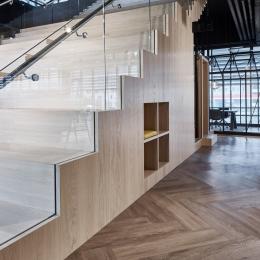 Presentatieruimte met "tribune trap" bij BDO in Den Haag