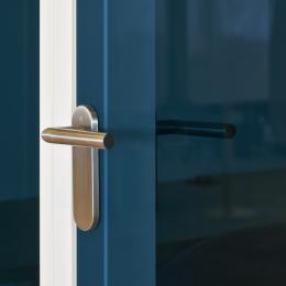Door handle "Amsterdam" on a framed flush door DKR100
