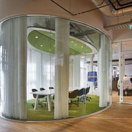 Oval conference office with high acoustic values