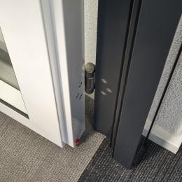 Double sealed door with drop seal and very high acoustic values 