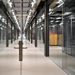 Corridor with glass partition walls of QbiQ