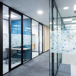 Corridor with view on a concentration room with glass partition