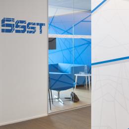 Single glass system walls in colored environment