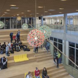 Systeemwanden in een school