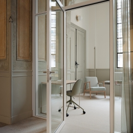 4 meter high glass partition at Adagio in Amsterdam