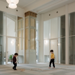 4 meter high glass partition at Adagio in Amsterdam