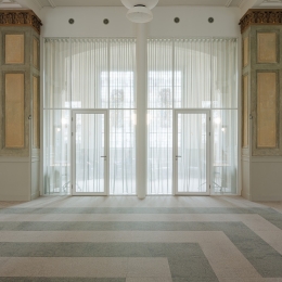 4 meter high glass partition at Adagio in Amsterdam