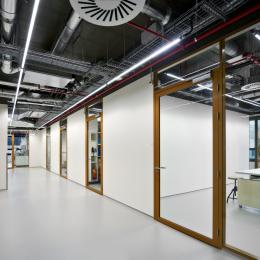 Laboratory rooms with partition wall and door of QbiQ