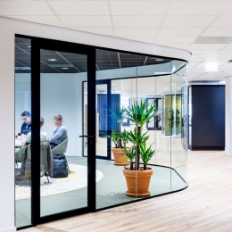 iQ Single partition with curved glass
