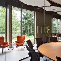 Office with circular-setting of a single glass partition