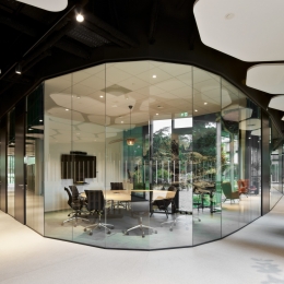 Circular-setting of a  single glass partition