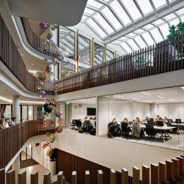 Fall-through-proof glass wall on a atrium